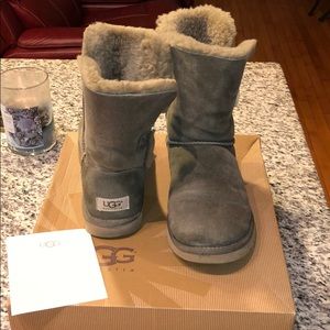 Olive green UGG Bailey Button size 7 boots